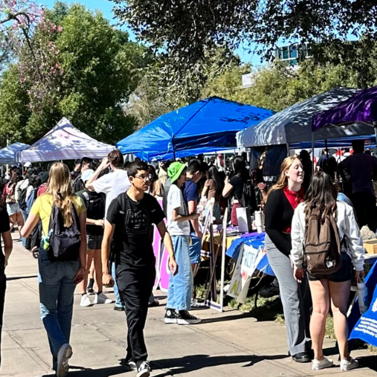 UCR-students-walking-along-pathway